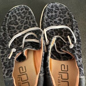 Womens Hey Dudes size 8